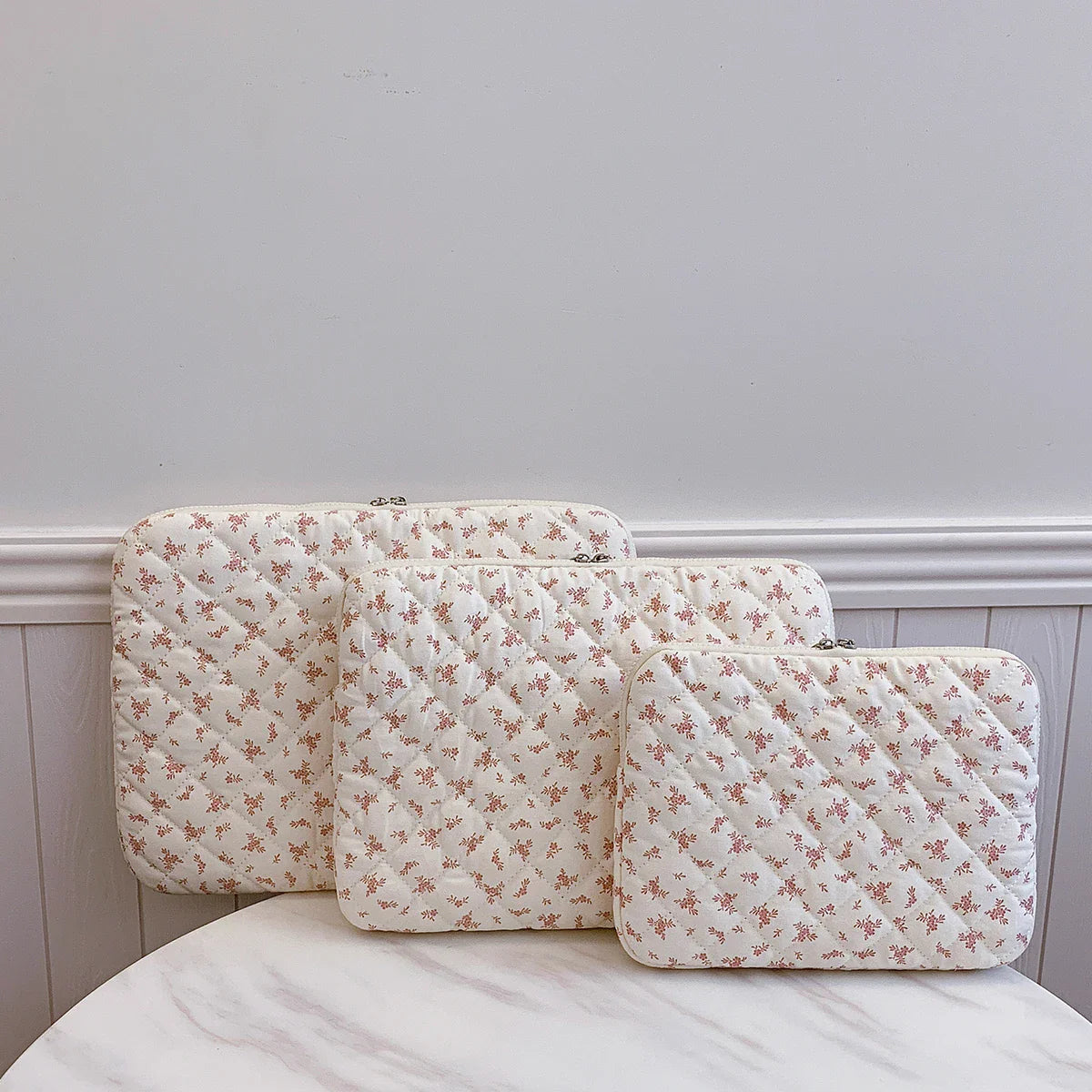 Chic Quilted Flower Print Laptop Sleeve – 11/13/15-Inch (28/33/38 cm) Padded Protective Case for Women & Unisex